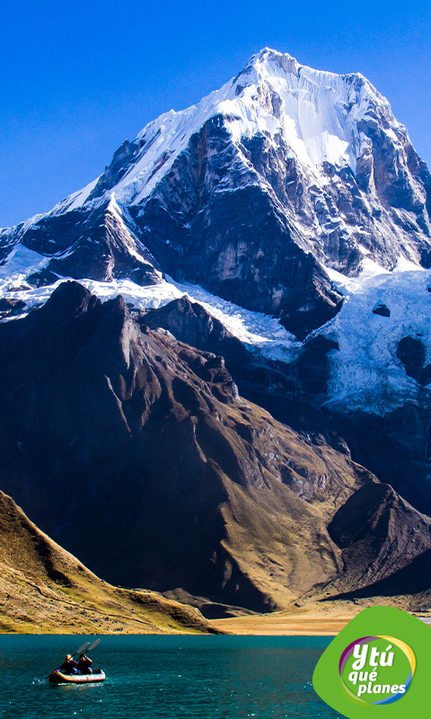 Laguna Carhuacocha y Nevado Yerupajá. Trekking en la Cordillera Huayhuash